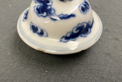 Een Chinees blauw-wit vijfdelig kaststel, Kangxi merk, 19e eeuw