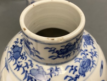 Een Chinees blauw-wit vijfdelig kaststel, Kangxi merk, 19e eeuw