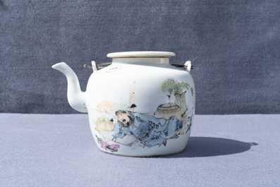 A Chinese qianjiang cai teapot and cover, 19/20th C.