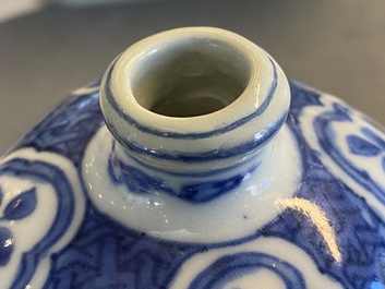 Une bouteille de forme carr&eacute;e et un kendi en porcelaine de Chine en bleu et blanc, Ming