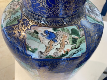 Un tr&egrave;s grand vase de forme rouleau en porcelaine de Chine famille verte sur fond bleu poudr&eacute;, Chine, Kangxi