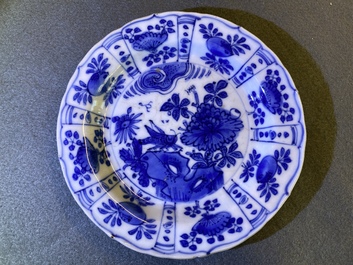 Cinq assiettes en porcelaine de Chine en bleu et blanc de type kraak, Wanli