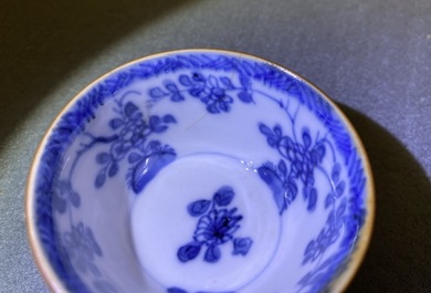 Huit tasses et soucoupes en porcelaine de Chine famille rose, bleu et blanc et rouge de fer sur fond capucin, Kangxi/Qianlong