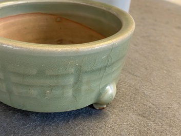 Een Chinese Longquan celadon wierookbrander met trigrammen, Ming