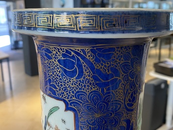 Un tr&egrave;s grand vase de forme rouleau en porcelaine de Chine famille verte sur fond bleu poudr&eacute;, Chine, Kangxi