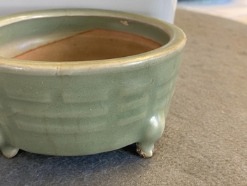 Een Chinese Longquan celadon wierookbrander met trigrammen, Ming