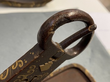 Une selle 'kura' et sa paire d'&eacute;triers 'abumi' en laque dor&eacute;e, Japon, Muromachi, 16&egrave;me