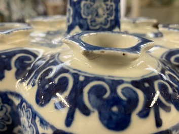 Deux vases en porcelaine de Chine en bleu et blanc, 19&egrave;me