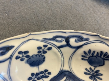 Cinq assiettes en porcelaine de Chine en bleu et blanc de type kraak, Wanli