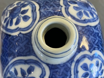 Une bouteille de forme carr&eacute;e et un kendi en porcelaine de Chine en bleu et blanc, Ming