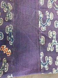 Une robe 'jifu' en soie brod&eacute;e &agrave; d&eacute;cor de dragons &agrave; cinq griffes sur fond violet, Chine, 19&egrave;me