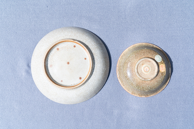 Deux vases, un bol et un plat en porcelaine de Chine craquel&eacute; de type ge, 18/19&egrave;me