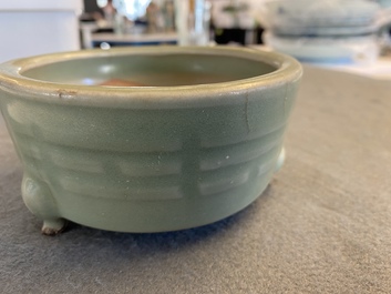 Een Chinese Longquan celadon wierookbrander met trigrammen, Ming