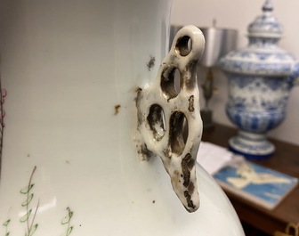 A pair of Chinese famille rose vases with ladies in a garden, 19/20th C.