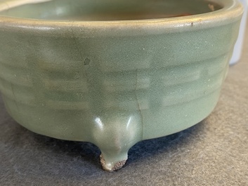 Een Chinese Longquan celadon wierookbrander met trigrammen, Ming