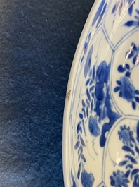 Une paire de plats en porcelaine de Chine en bleu et blanc &agrave; d&eacute;cor de paniers fleuris, Kangxi