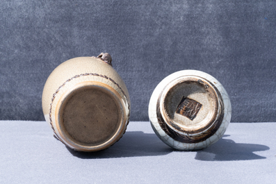 Deux vases, un bol et un plat en porcelaine de Chine craquel&eacute; de type ge, 18/19&egrave;me