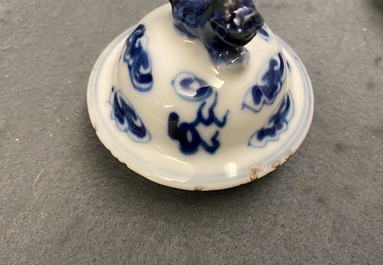 Une garniture de cinq vases en porcelaine de Chine en bleu et blanc, marque de Kangxi, 19&egrave;me