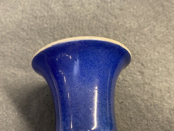 Un vase de forme bouteille en porcelaine de Chine bleu poudr&eacute; et un en bleu et blanc, Kangxi