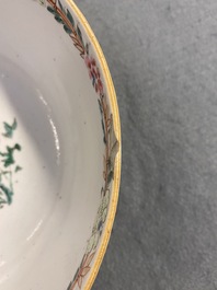 Un bol en porcelaine de Chine famille rose &agrave; d&eacute;cor de figures dans un int&eacute;rieur, Yongzheng