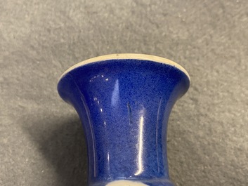 Un vase de forme bouteille en porcelaine de Chine bleu poudr&eacute; et un en bleu et blanc, Kangxi