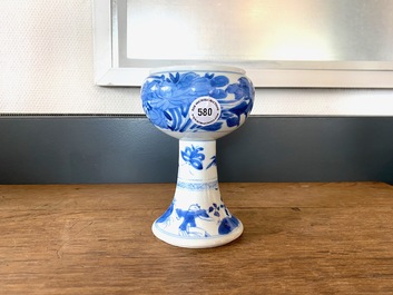 Een Chinese blauw-witte stem bowl, Kangxi