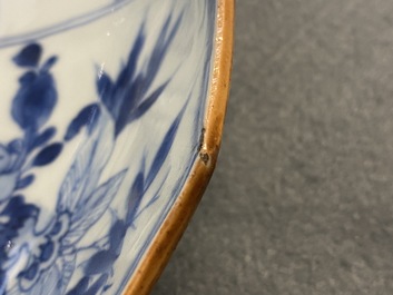 Un plat en porcelaine de Chine en bleu et blanc en forme de lotus, Kangxi