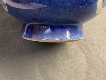 Un vase de forme bouteille en porcelaine de Chine bleu poudr&eacute; et un en bleu et blanc, Kangxi