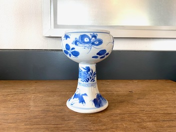 Un bol sur piedouche en porcelaine de Chine en bleu et blanc, Kangxi