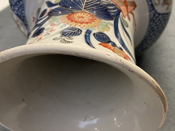 Un vase de forme rouleau en porcelaine de Chine famille verte, Kangxi