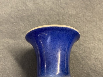 Un vase de forme bouteille en porcelaine de Chine bleu poudr&eacute; et un en bleu et blanc, Kangxi