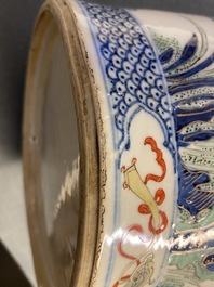 Un vase de forme rouleau en porcelaine de Chine famille verte, Kangxi