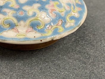 Deux th&eacute;i&egrave;res en porcelaine de Chine famille rose pour le march&eacute; Straits ou Peranakan, 19&egrave;me