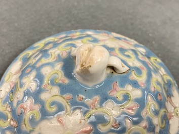 Deux th&eacute;i&egrave;res en porcelaine de Chine famille rose pour le march&eacute; Straits ou Peranakan, 19&egrave;me