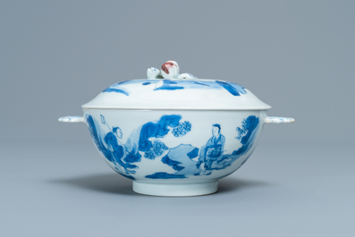 Un bol couvert en porcelaine de Chine en bleu, blanc et rouge, marque de Chenghua, Kangxi
