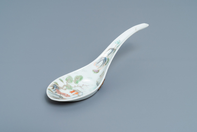 Une grande cuill&egrave;re en porcelaine de Chine famille rose, marque et &eacute;poque de Daoguang