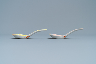 Deux cuill&egrave;res en porcelaine de Chine &agrave; fond jaune et rose, marque et &eacute;poque de Tongzhi