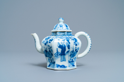 Een Chinese blauw-witte theepot met deksel, Kangxi