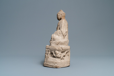 Un groupe en pierre sculpt&eacute;e figurant Bouddha sur un tr&ocirc;ne, Wei ou apr&egrave;s