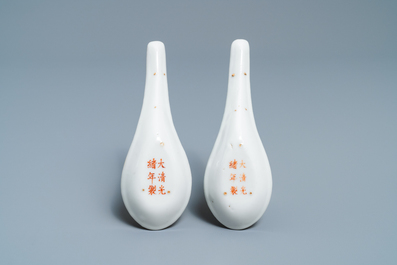 Une paire de cuill&egrave;res en porcelaine de Chine famille rose &agrave; fond jaune, marque et &eacute;poque de Guangxu