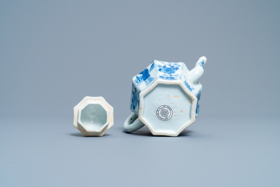 Een Chinese blauw-witte theepot met deksel, Kangxi