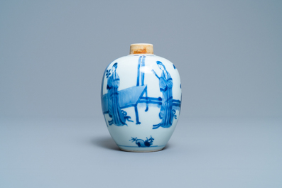 Un pot couvert en porcelaine de Chine en bleu et blanc, marque de Chenghua, Kangxi