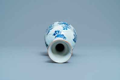 Een langwerpige Chinese blauw-witte hookah-basis met floraal decor, Kangxi