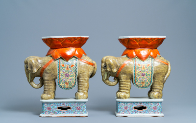 Une paire de tabourets en porcelaine de Chine famille rose en forme d'&eacute;l&eacute;phant, 19/20&egrave;me