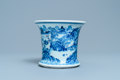 Un pot &agrave; pinceaux en porcelaine de Chine en bleu, blanc et rouge de cuivre, Kangxi