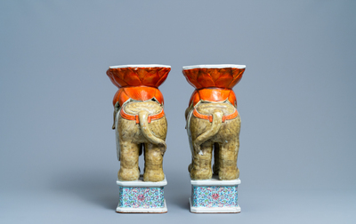 Une paire de tabourets en porcelaine de Chine famille rose en forme d'&eacute;l&eacute;phant, 19/20&egrave;me