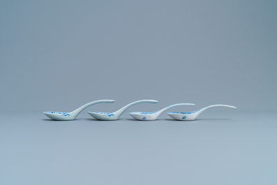 Two pairs of Chinese blue and white spoons, 19th C.