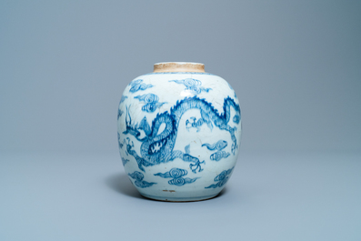 Een Chinese blauw-witte gemberpot met een draak en een feniks, Yongzheng