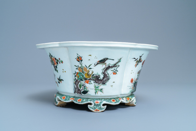 Une jardini&egrave;re imp&eacute;riale en porcelaine de Chine famille verte, marque et &eacute;poque de Kangxi