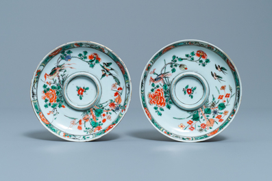 Deux trembleuses, une th&eacute;i&egrave;re et une assiette en porcelaine de Chine famille verte, Kangxi